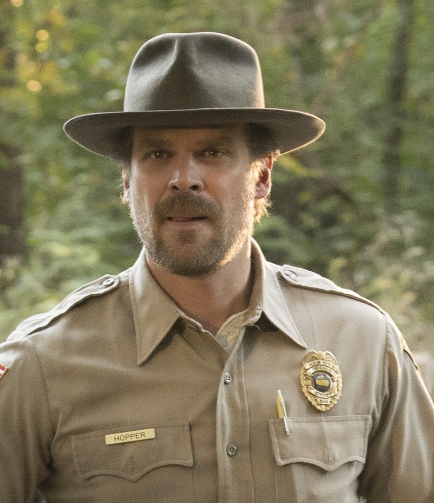 Indiana Jones? Non, Hopper le shériff de Stranger Things